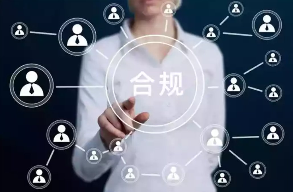 两个投资者面对手机屏幕对比不同开户渠道的费率细则